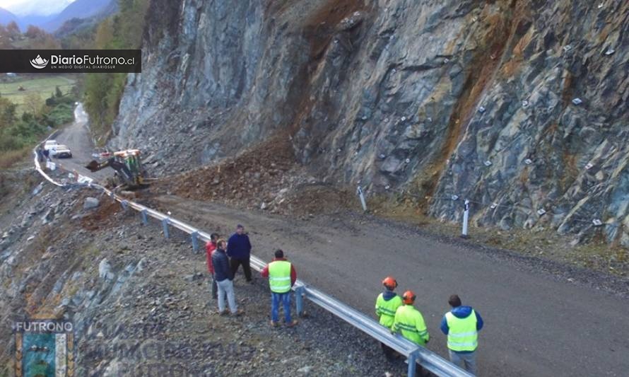 Futrono: Habilitan camino a Cerrillos tras derrumbe en sector El Peligro