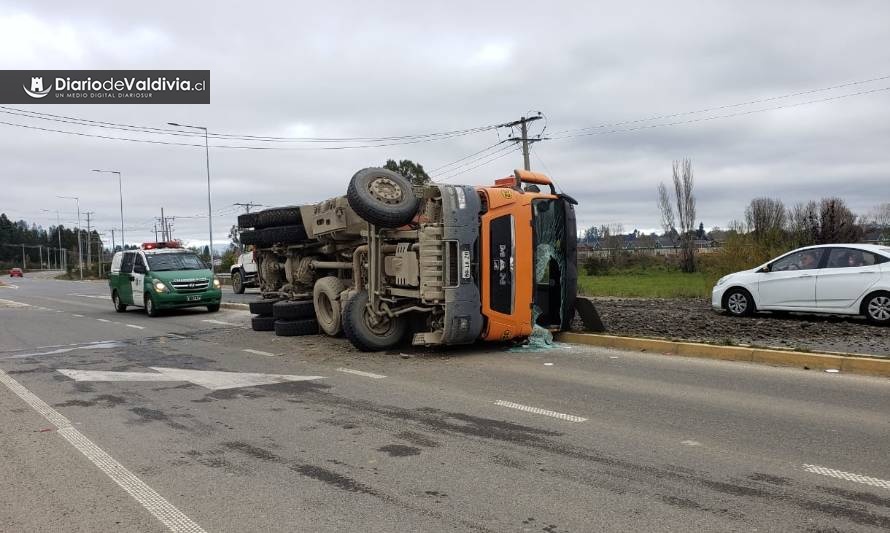 Volcamiento de camión deja dos lesionados en ruta Valdivia-Antilhue