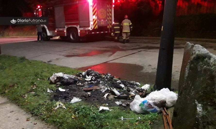 Bomberos controla quema de basura en la vía pública