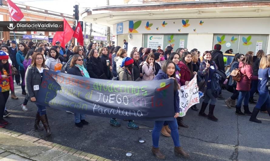 Educadoras de párvulos marcharon en Valdivia en rechazo a proyecto de ley