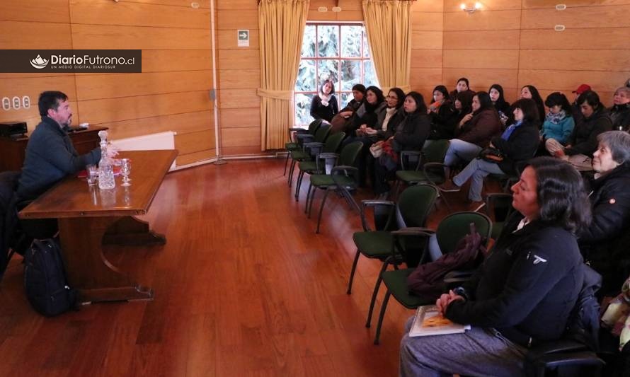 Académico de la UACH dirigió conversatorio con docentes futroninos