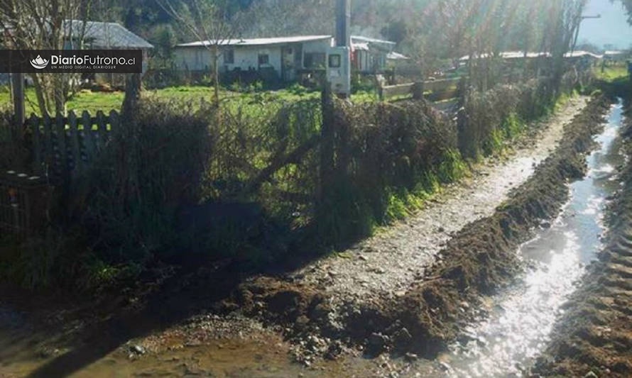 Hubo solución: municipio acudió en ayuda de familia con sitio anegado en Llifén