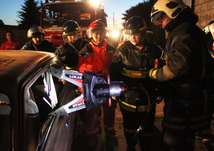 Bomberos de Futrono se capacitan en rescate vehicular 