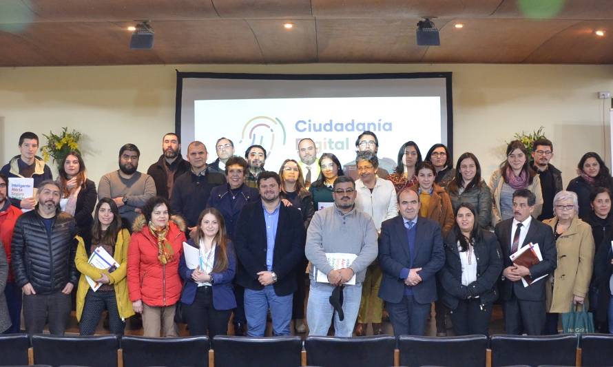 Seminario de Ciudadanía Digital reunió a más de 50 directores y profesores de colegios de Los Ríos