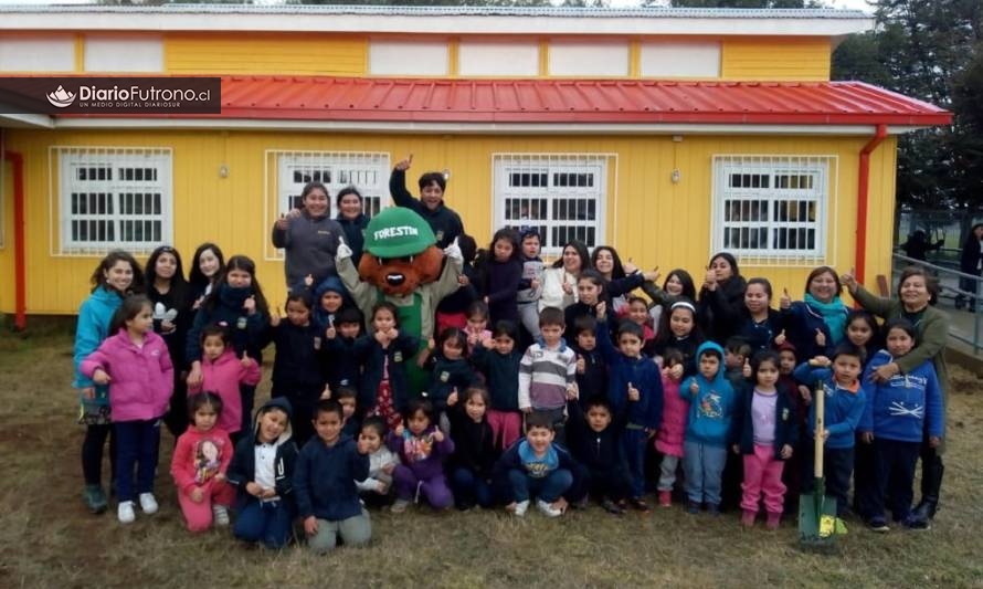 Conaf y Forestín visitaron la Escuela Rural de Nontuelá
