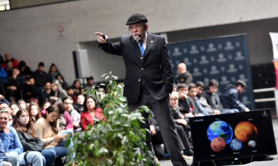 3 mil 500 personas escucharon al astrónomo José Maza en el inicio de la Feria del Libro USS