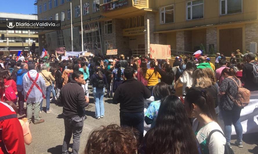 Estudiantes y trabajadores de la salud protestaron por crisis presupuestaria en Los Ríos