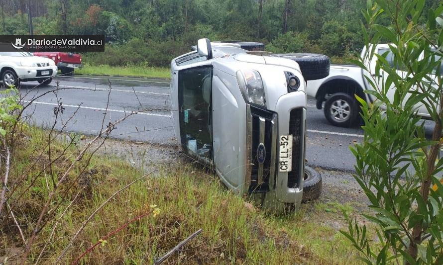 Camioneta volcó en ruta Valdivia-Paillaco y dejó 3 lesionados