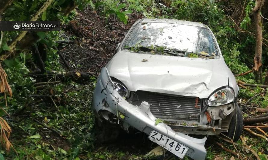 Conductor resultó lesionado tras caer a una quebrada en Loncopán