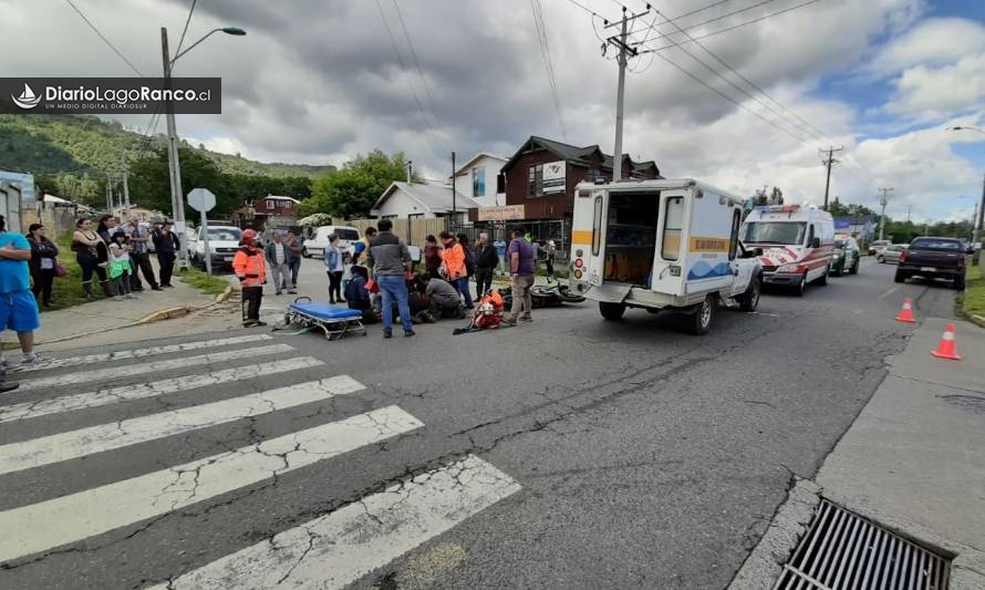 Colisión de taxi y motocicleta deja un lesionado en Lago Ranco