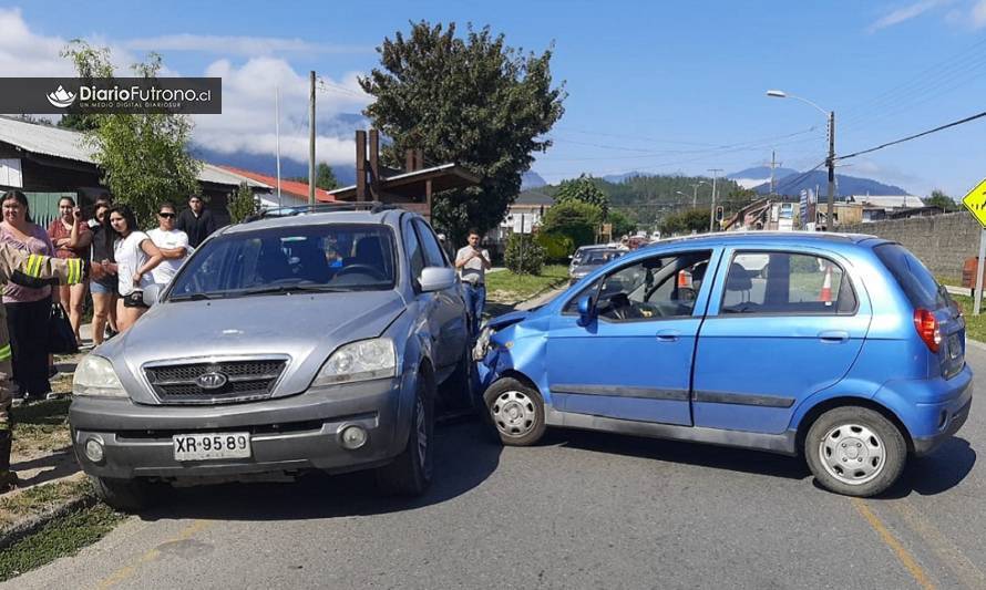 Vehículo chocó contra un móvil estacionado en calle O´Higgins de Futrono
