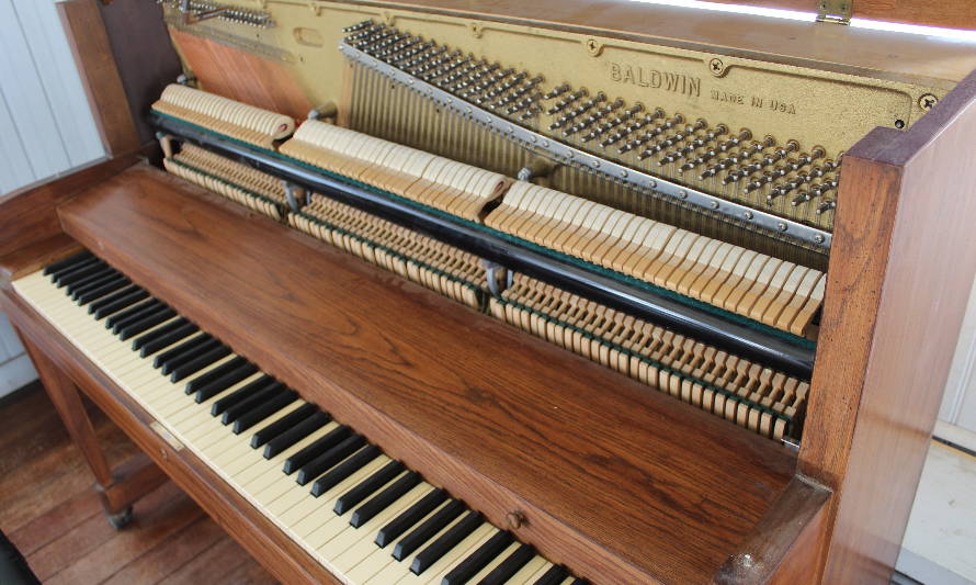 Casona Cultural de Panguipulli recibió piano donado por Fundación Notes for Growth