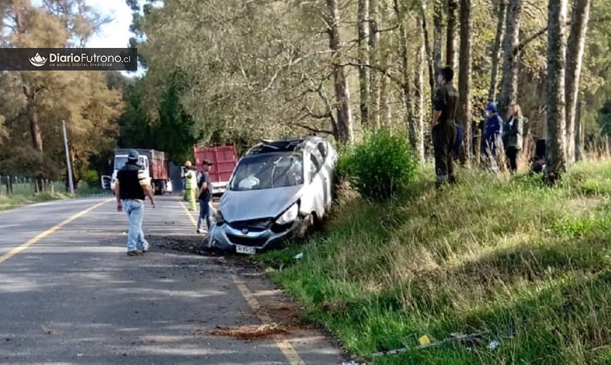 Accidente vehicular en sector rural de Futrono afectó a directora de una sala cuna