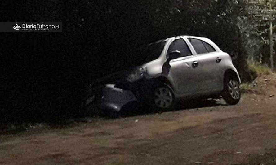 Cayeron a cuneta y salieron corriendo: auto fue abandonado en Llifén
