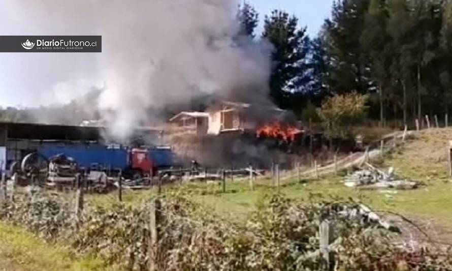 Bomberos controló incendio de neumáticos en la salida de Futrono camino a Llifén