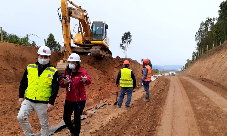 A pesar de crisis sanitaria, MOP sigue arreglando Ruta Torobayo-Curiñanco en Valdivia 