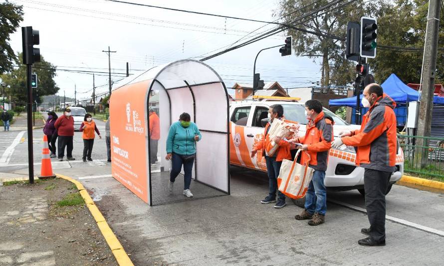 En feria libre del sector Menzel comenzó a funcionar primer túnel sanitizador de Valdivia