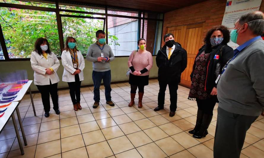Jóvenes del centro Sename entregaron protectores faciales al Hospital Base de Valdivia