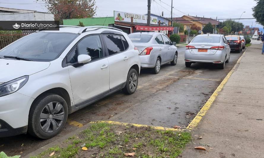 Taxistas de Futrono denuncian que automovilistas estacionan en zonas asignadas a su gremio