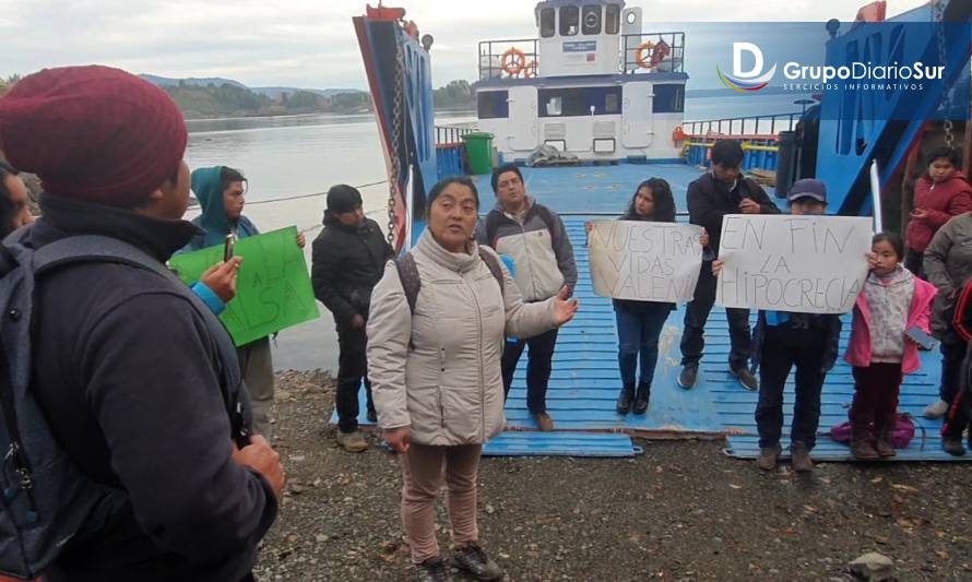 Vecinos de Isla Huapi se tomaron barcaza: "no se respetó la cuarentena"