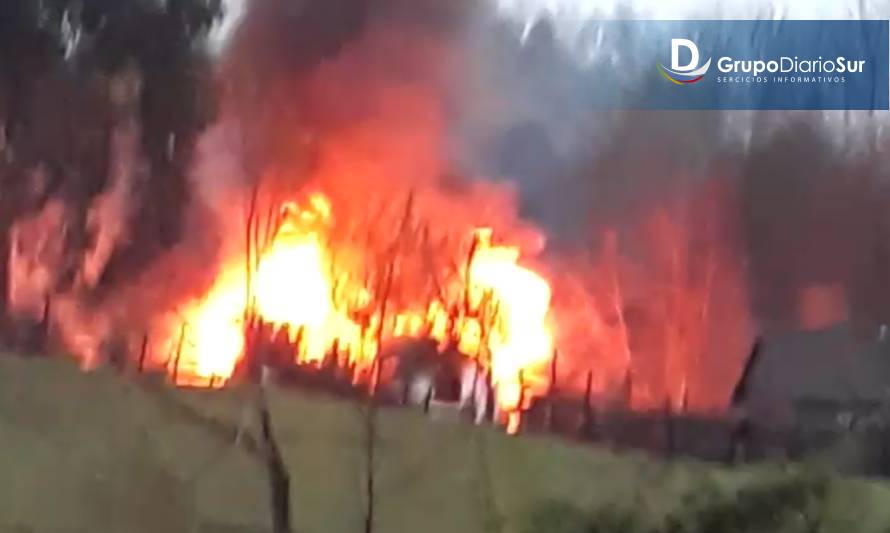 [AHORA] Incendio destruyó vivienda en zona cordillerana de Futrono