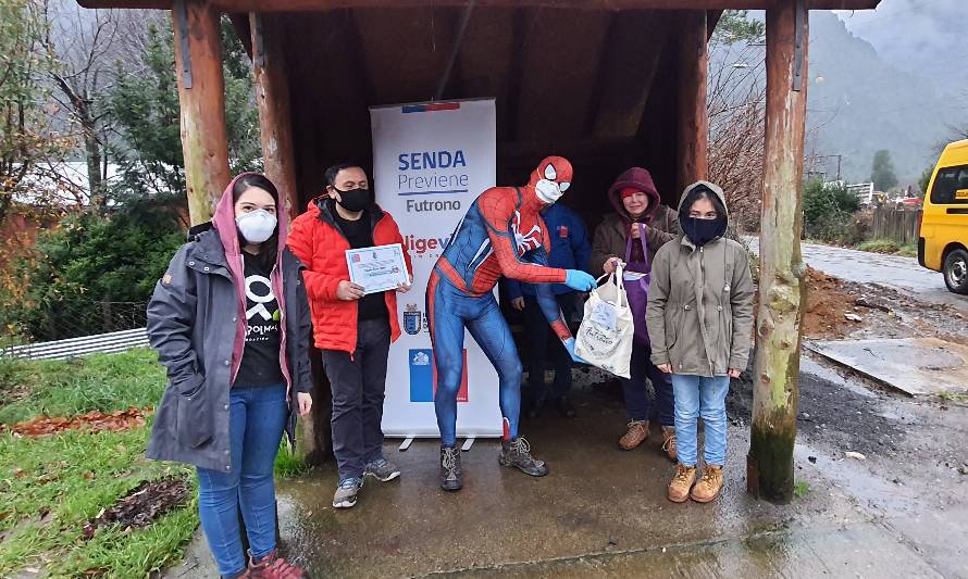 Spiderman visitó Futrono por concurso SENDA Previene y Fútbol Más 