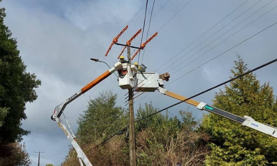 Reparación de poste chocado obligará a dejar a 520 clientes de Saesa sin suministro la noche de este lunes