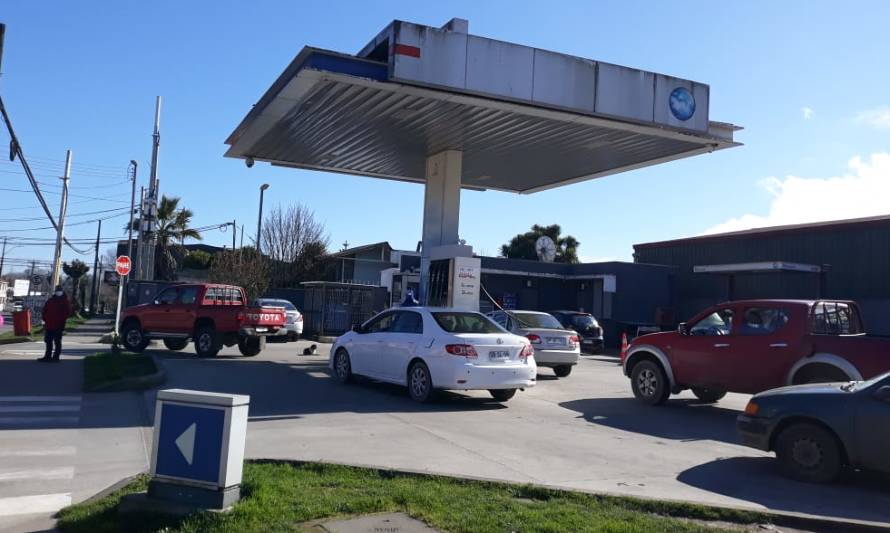 Siguen las filas en las estaciones de servicio.