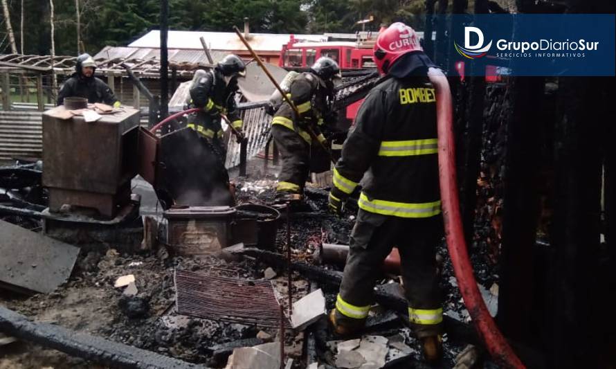 Incendio consumió bodega en zona cordillerana de Futrono 