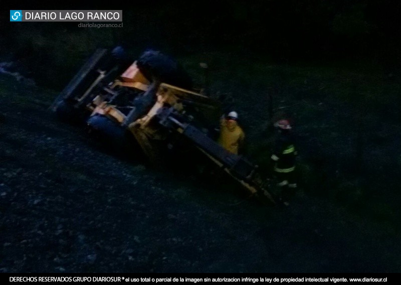 Conductor fue rescatado al caer retroexcavadora que conducía en Riñinahue