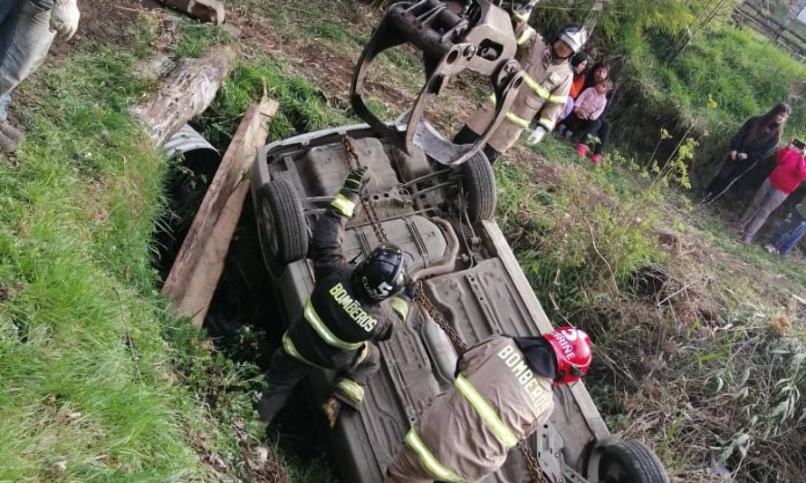 Vehículo cayó a una zanja en Curriñe