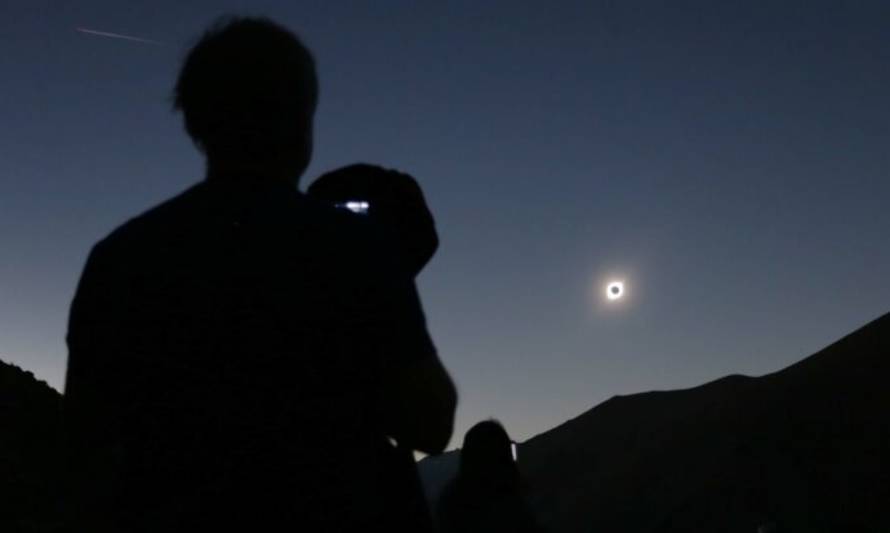 Ministerio de las Culturas presenta guía bilingüe sobre el eclipse