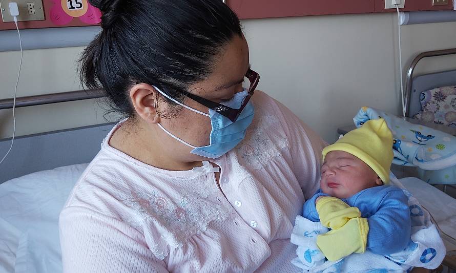 Hospital Base Valdivia da la bienvenida a 
primer nacido de 2021