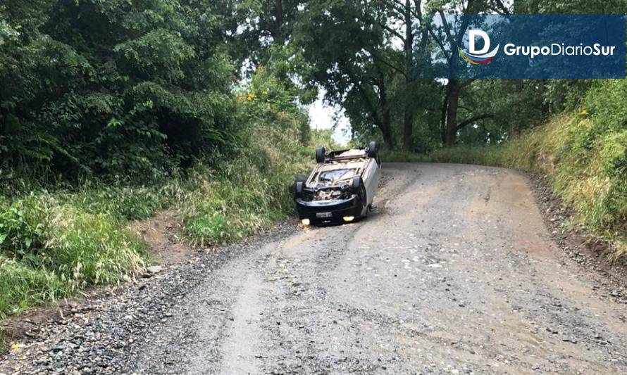 Vehículo con dos pasajeros volcó en la ruta que une Los Lagos y Futrono