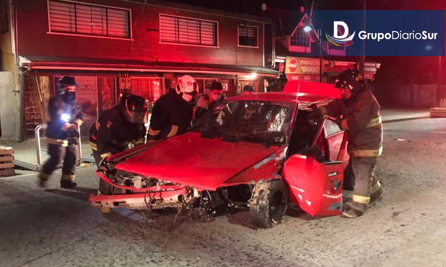 [ESTA NOCHE] Dos heridos dejó violento accidente en pleno centro de Futrono