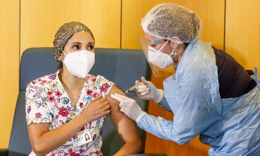 Más de 3 mil vecinos de Los Ríos fueron vacunados contra el Covid en primer día de campaña
