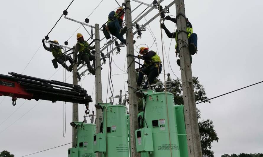 Saesa instaló equipos para mejorar la calidad del servicio en Futrono