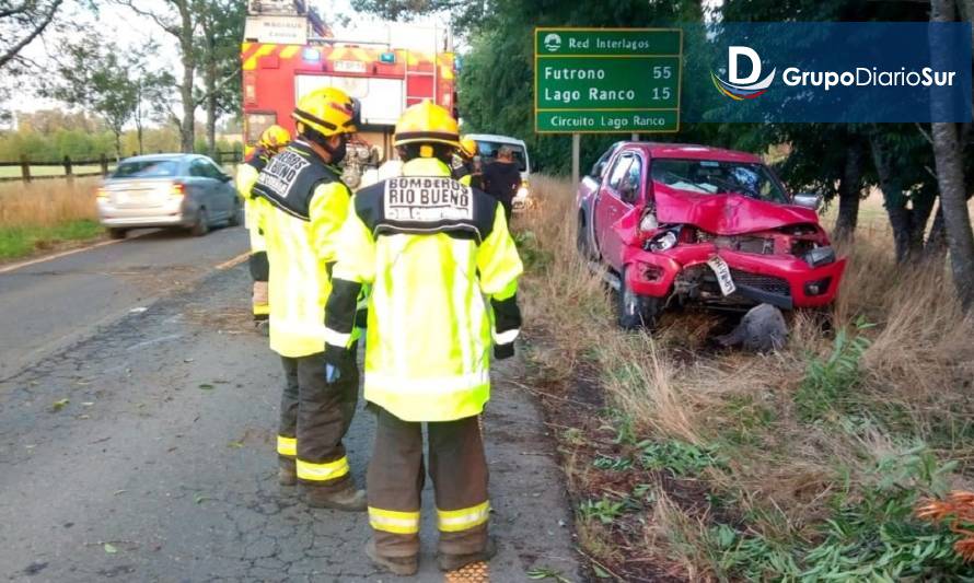 Conductor lesionado al chocar camioneta contra un árbol en Río Bueno