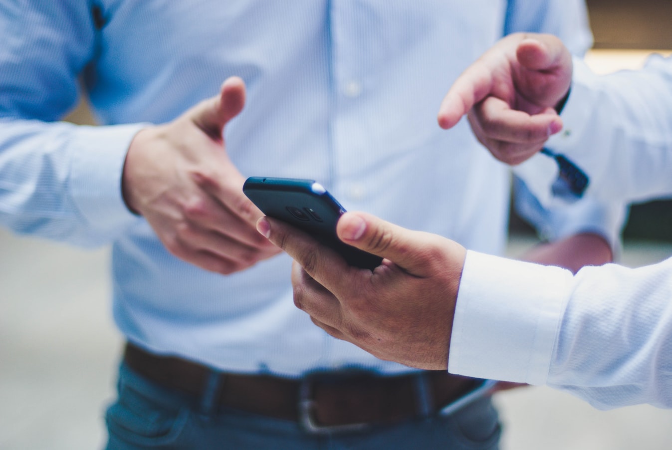 Cómo puede tu equipo fichar o confirmar su entrada o salida desde el trabajo, desde el celular