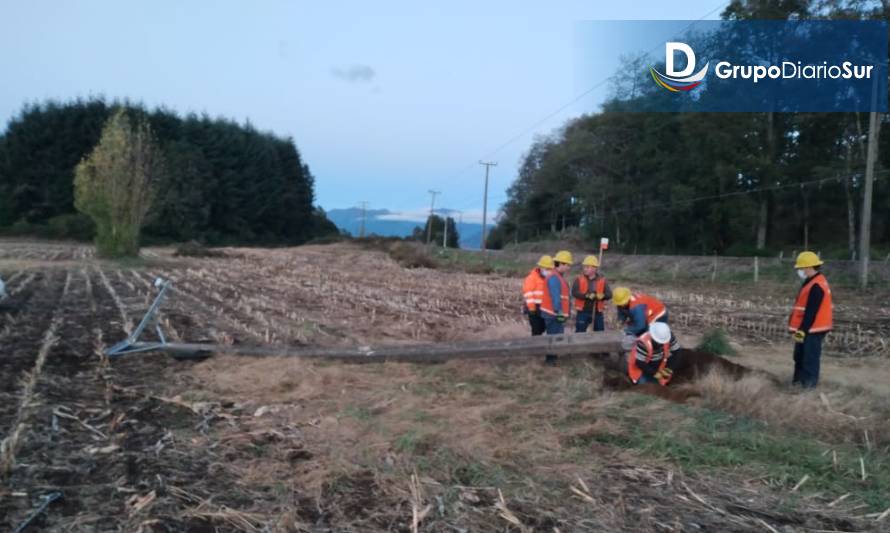 Tractor impactó poste y dejó sin luz a varios sectores rurales de Futrono