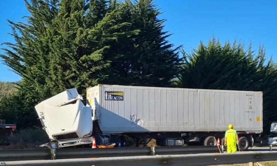 Normalizan el tránsito tras accidente automovilístico en salida norte de Lanco