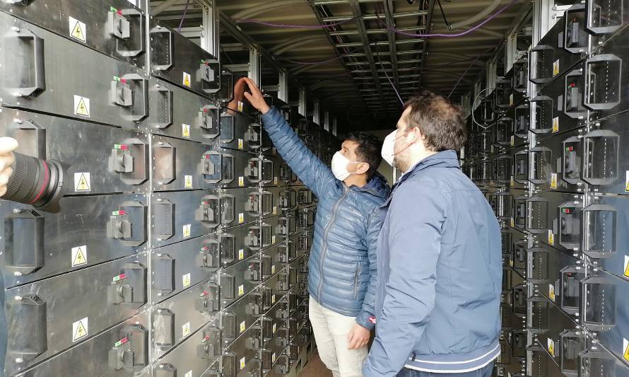 Valdivia: Subsecretario Blanco visitó planta de almacenamiento de energía en base a litio
