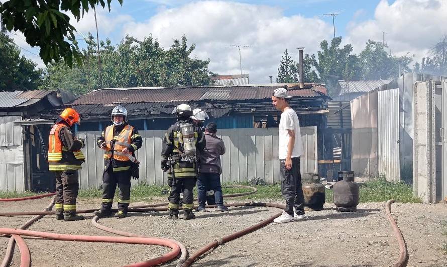 Incendio consumió conjunto de inmuebles en Río Bueno