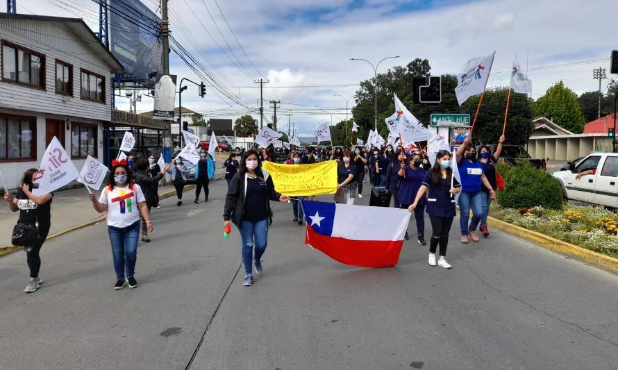 Trabajadoras de Integra Los Ríos marchan acusando negación de beneficios ganados
