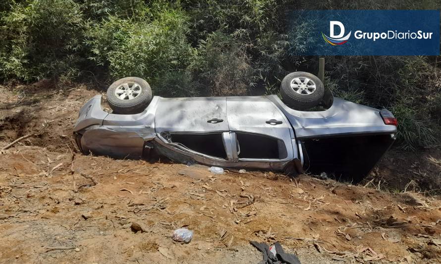 Camino a Punucapa: volcamiento de vehículo dejó un lesionado