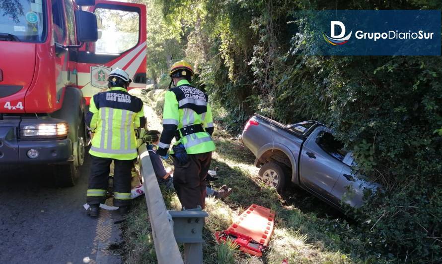 Dos lesionados dejó volcamiento de camioneta en Río Bueno