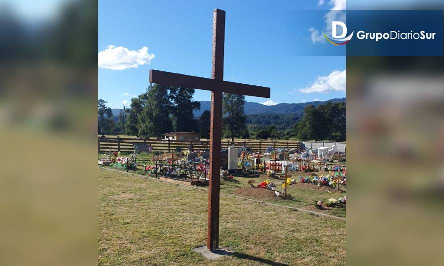 Donación de Bomberos: Cementerio de Las Quemas ya cuenta con Cruz Mayor