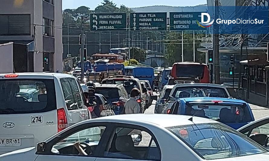 Ambulantes se tomaron el puente Pedro de Valdivia tras anuncio del municipio