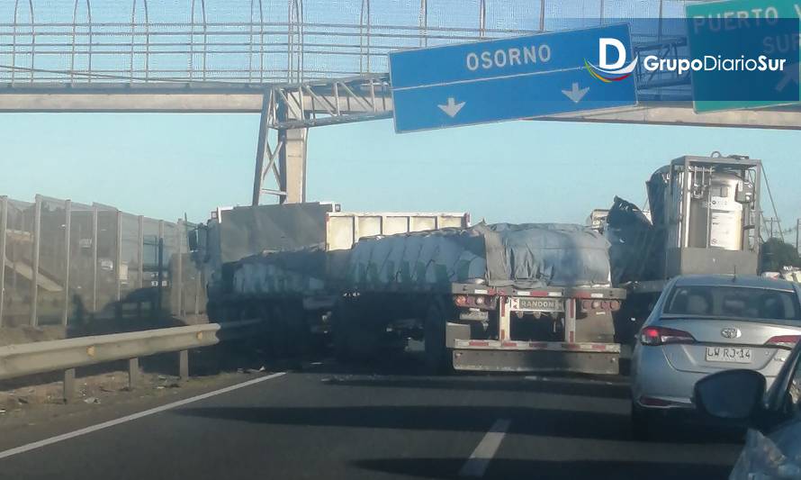 Vehículo menor y camión colisionaron en el acceso a Puerto Varas