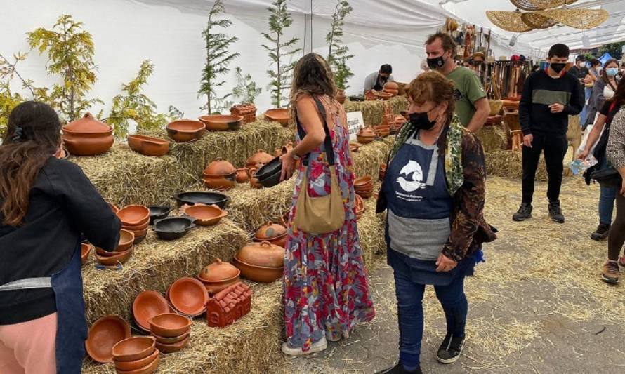 Expo Futrono exhibe trabajo de maestros artesanos y de oficios de la Cuenca del Ranco